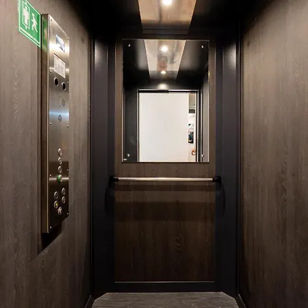Brand New #12 Near Center With Free Street Parking * Praha